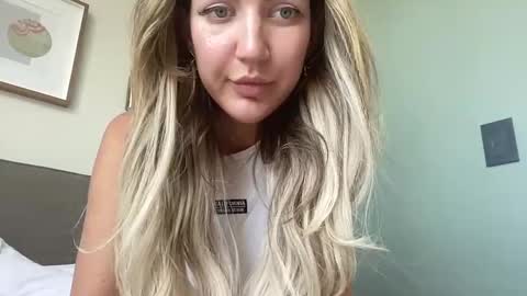 Snapshot of velonira chatting on 17, 11, 2025 velonira online show from 17, 11, 2025