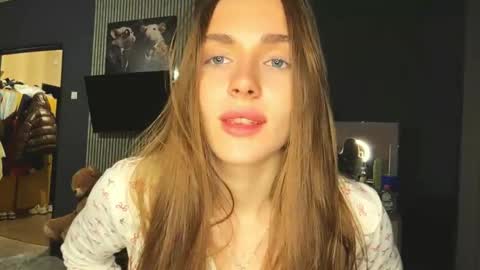Snapshot of veluxe chatting on 28, 4, 2026 Nia online show from 28, 4, 2026