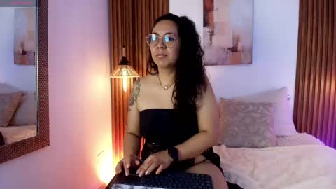 Snapshot of velvet_curly chatting on 23, 4, 2026 Emma Curly online show from 23, 4, 2026