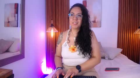 Snapshot of velvet_curly chatting on 29, 4, 2026 Emma Curly online show from 29, 4, 2026