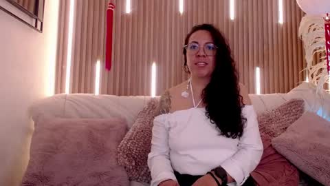 Snapshot of velvet_curly chatting on 27, 5, 2026 Emma Curly online show from 27, 5, 2026