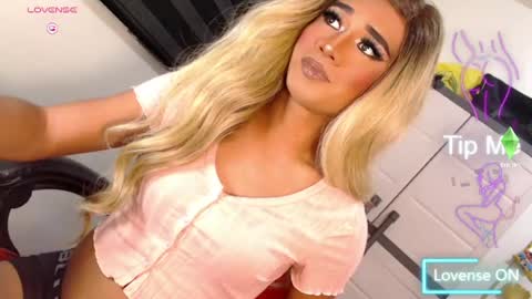 Snapshot of velvet_fux chatting on 11, 4, 2026 Richy will make you fall in love online show from 11, 4, 2026