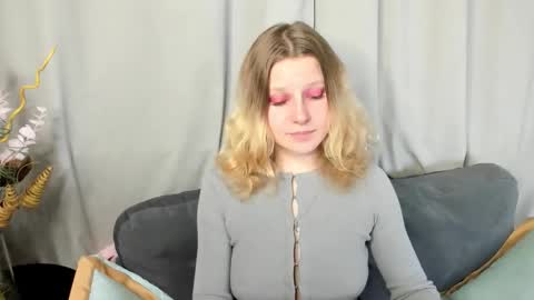 velvet_peach_ online show from 6, 11, 2025