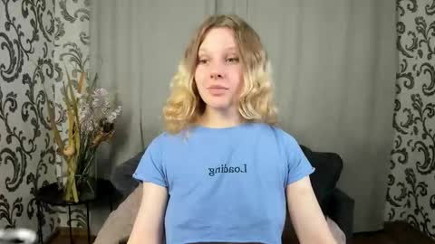 velvet_peach_ online show from 19, 11, 2025