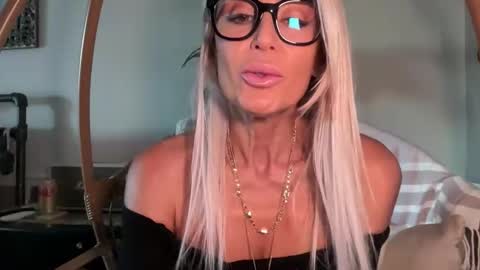 Snapshot of velvetbarbie chatting on 5, 1, 2026 VelvetBarbie online show from 5, 1, 2026