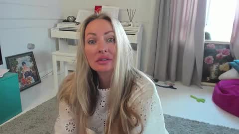 Snapshot of veola_new chatting on 28, 9, 2025 Violetta online show from 28, 9, 2025