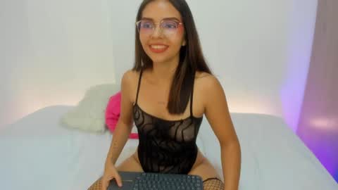 Snapshot of verohoneymoon chatting on 8, 5, 2026 Veronica online show from 8, 5, 2026
