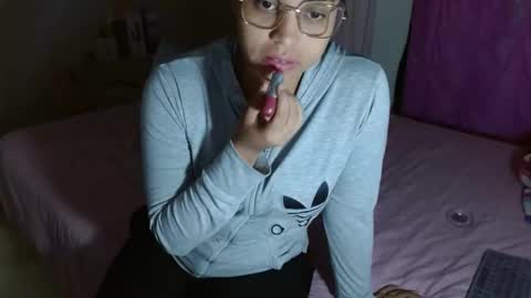 Snapshot of victoria_miler chatting on 15, 5, 2026 VICKY online show from 15, 5, 2026