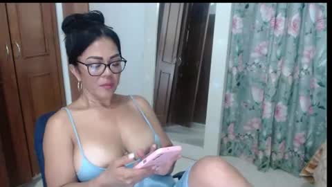 Snapshot of victoria_milf06 chatting on 19, 6, 2026 victoria online show from 19, 6, 2026