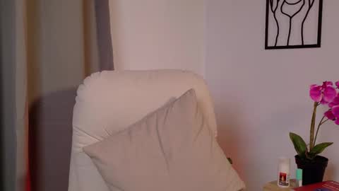 VictoriaNova online show from 17, 2, 2026