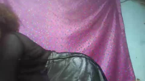 Snapshot of victorine315 chatting on 17, 12, 2025 victorine315 online show from 17, 12, 2025