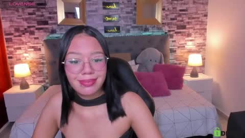 Snapshot of viiolet__moon chatting on 21, 4, 2026 Violet online show from 21, 4, 2026