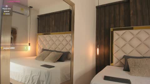 Snapshot of viiolet_whitee chatting on 4, 4, 2026 Violet online show from 4, 4, 2026