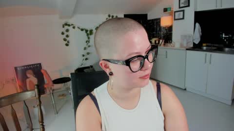Snapshot of villyvici chatting on 7, 4, 2026 Villy online show from 7, 4, 2026