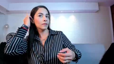 Violett  Everyday From 0530 to 1430 Col Time online show from 19, 11, 2025