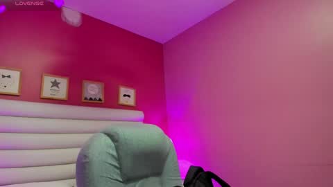 Snapshot of violet_sinclair chatting on 21, 4, 2026 violet_sinclair online show from 21, 4, 2026