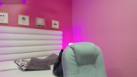 Snapshot of violet_sinclair chatting on 4, 5, 2026 violet_sinclair online show from 4, 5, 2026