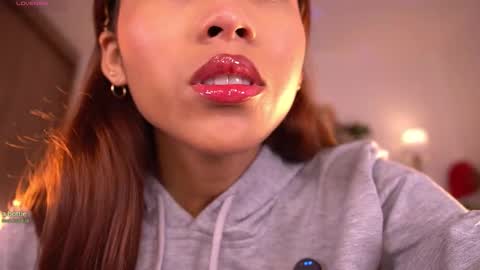 Snapshot of violeth___ chatting on 19, 12, 2025 violeth___ online show from 19, 12, 2025