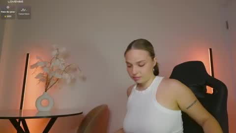 Snapshot of viollasinzz chatting on 24, 3, 2026 Violla online show from 24, 3, 2026