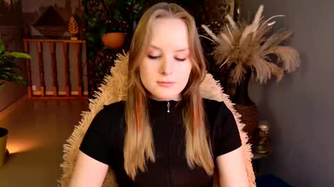 Snapshot of vivienleeigh chatting on 15, 5, 2026 Vivien online show from 15, 5, 2026