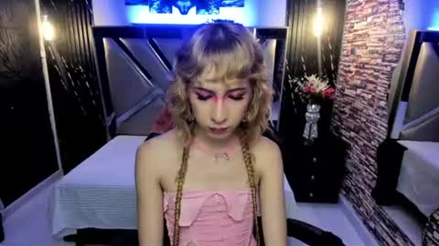 vivienne hadid online show from 25, 6, 2026