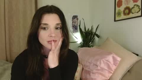 Snapshot of vivienne_rose chatting on 17, 4, 2026 Lillian Rose online show from 17, 4, 2026