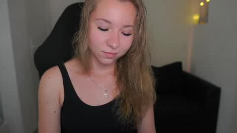 Snapshot of vivienvance18 chatting on 1, 6, 2026 VivienVance online show from 1, 6, 2026