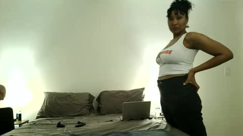 Snapshot of voyeurpassioncpl chatting on 2, 5, 2026 voyeurpassioncouple online show from 2, 5, 2026