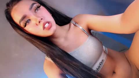 Isla Fox online show from 3, 10, 2025