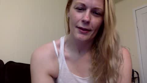 Snapshot of webcumcouple chatting on 19, 5, 2026 HayleyJay online show from 19, 5, 2026