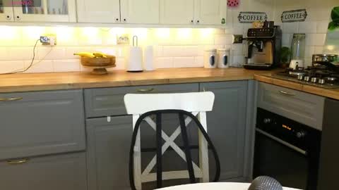 Snapshot of whats_her_name chatting on 25, 4, 2026 Victoria Maria online show from 25, 4, 2026