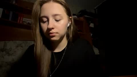 Snapshot of whitneyehlers chatting on 29, 3, 2026 Vicky online show from 29, 3, 2026