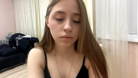 Snapshot of whitneyehlers chatting on 14, 4, 2026 Vicky online show from 14, 4, 2026