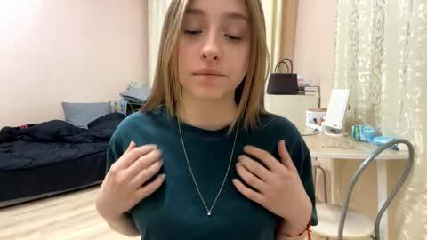 Snapshot of whitneyehlers chatting on 15, 4, 2026 Vicky online show from 15, 4, 2026