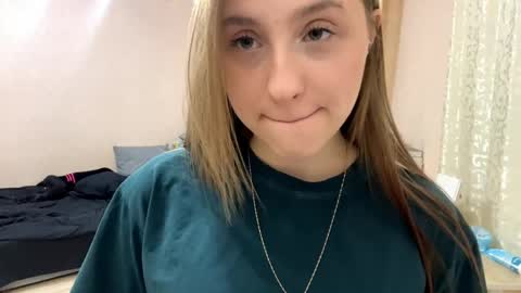 Snapshot of whitneyehlers chatting on 15, 4, 2026 Vicky online show from 15, 4, 2026