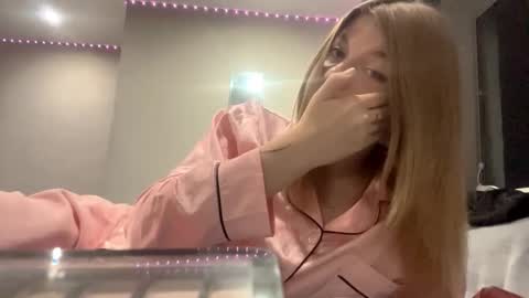 Snapshot of whys0_beauty chatting on 29, 10, 2025 Kira online show from 29, 10, 2025