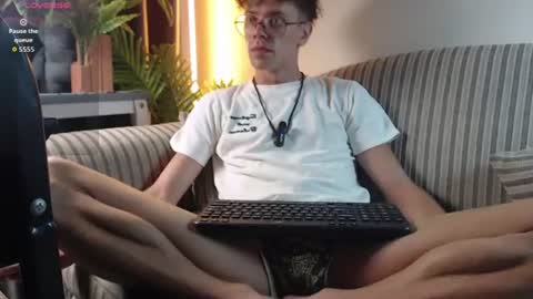 Snapshot of william_henry_a chatting on 25, 6, 2026 William online show from 25, 6, 2026