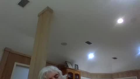 Snapshot of winedog2020 chatting on 22, 4, 2026 Gundja Man online show from 22, 4, 2026