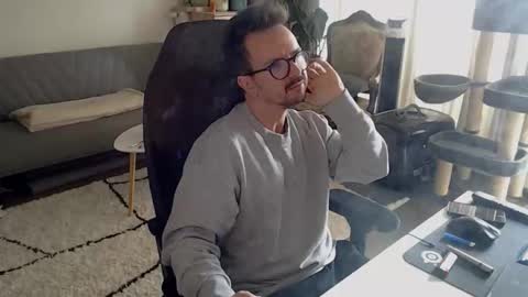 Snapshot of winnydepooh chatting on 11, 10, 2025 cream36 online show from 11, 10, 2025