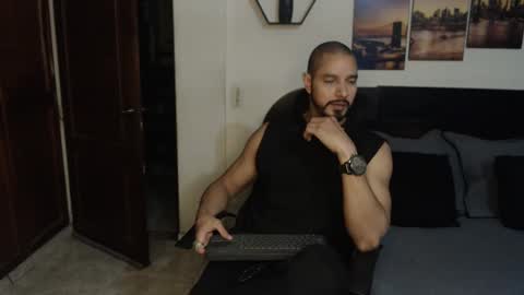 Magnus Dark independent model online show from 7, 1, 2025