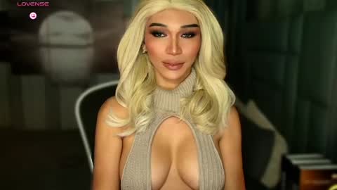 Snapshot of womanofyourdesire_ts chatting on 24, 4, 2026 Julia online show from 24, 4, 2026