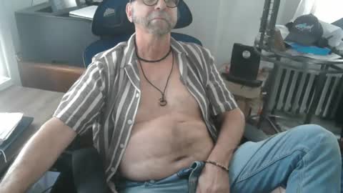 Snapshot of woodworker6473 chatting on 26, 6, 2026 woodworker6473 online show from 26, 6, 2026