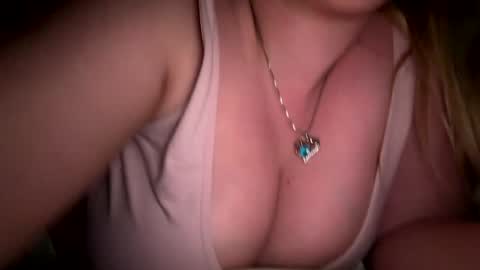 Snapshot of x_dreamgirl_x chatting on 4, 4, 2026 Mariah online show from 4, 4, 2026