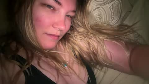 Snapshot of x_dreamgirl_x chatting on 19, 4, 2026 Mariah online show from 19, 4, 2026