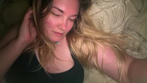 Snapshot of x_dreamgirl_x chatting on 19, 4, 2026 Mariah online show from 19, 4, 2026