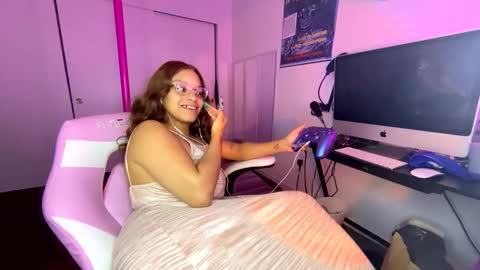 xStarGazingx online show from 29, 9, 2025