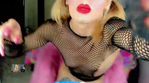 Snapshot of xthesexyboyx chatting on 5, 1, 2025 Femboy Exotic online show from 5, 1, 2025