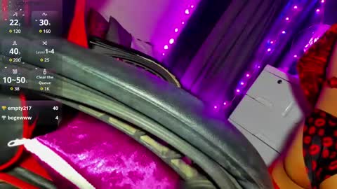 Snapshot of xvalentinafox chatting on 16, 12, 2024 Hairy Queen Valentina online show from 16, 12, 2024