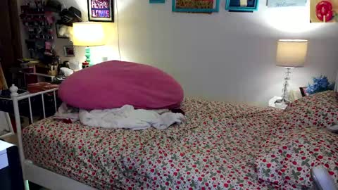 Snapshot of xxstrawberryjanexx chatting on 25, 4, 2026 Strawberry Jane online show from 25, 4, 2026