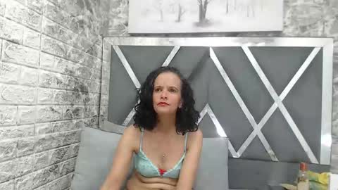 yanetrose online show from 2, 11, 2025